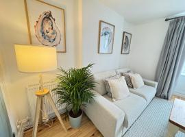 Tree Hill Cottage, Sleeps 4, Stratton, Bude, hotel v destinaci Stratton
