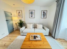 Tree Hill Cottage, Sleeps 3, Stratton, Bude, hotel en Stratton