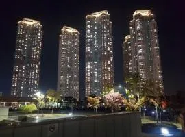 Sky lounge with Han River view, Ilsan Lake Park, KINTEX, Goyang Sports Complex, Gimpo Airport- Landmark Stay in Ilsan exclusively for foreigners
