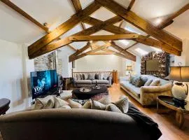 Pass the Keys Stunning 3-Bed Cottage Shepherd Hut Peak Views