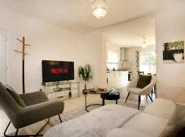 Pass the Keys Bright & Cosy Home with Garden Free Parking