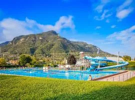 500 m dal lago! Il nido di Salò con Piscina