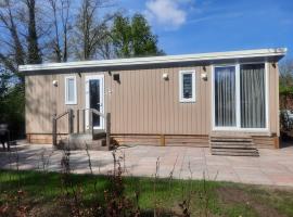 Genesis, hotel com piscina em Mari&euml;nberg