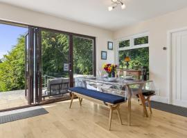 Urshalim - a beautifully positioned bungalow with open plan living, hotel em East Williamston