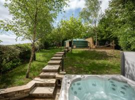 Yurt with Hot Tub near Hartington, Peak District, hotel in Buxton