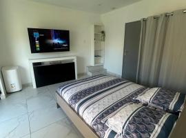Studio en bas de villa, ξενοδοχείο στην Αρλ