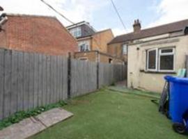 Lovely 2 Bed House in Grays 4 Separate Beds, Hotel in Grays