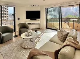 Elegant Hyde Park View Retreat With Gym & Rooftop Pool