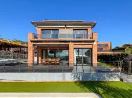 Stylish villa with saltwater pool