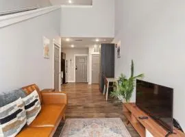 CozySuites Penrose On Mass with pool & parking #1