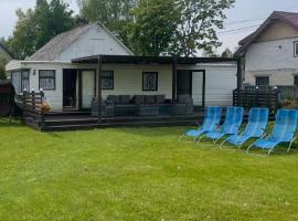 Guest house PURINI，尤爾馬拉的附設泳池的飯店