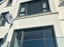 Causeway Bay Guesthouse Portrush、ポートラッシュのビーチ周辺のバケーションレンタル
