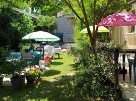 Abrivado Aimargues en petite camargue, parking intérieur, wifi, jardin, hotel in Aimargues
