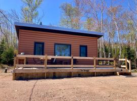 The Snuggy - NEW! Oceanview - Private - Eco-Lux - King Bed - Adults Only!, chal&eacute; alpino em Ingonish Beach