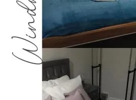 The Windmill, 4 bed close to Tesco Express