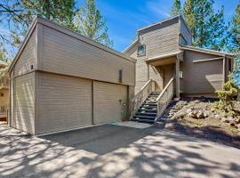 The Tree House at 11 Rhododendron Lane, hotel en Sunriver