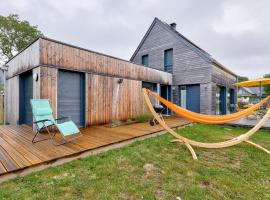 Belle maison pour 6 - 700m Plage de Penvins, hotel in Penvins