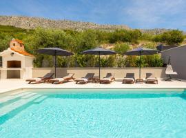 Luxury Apartment Lorena - Private Heated Pool -, hotel na Jesenicah