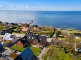 NEW Stylish Coastal Retreat, 1 Min to the Ocean