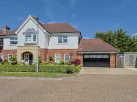Luxury Villa with Hot Tub - Royal Ascot, Legoland - Pass the Keys