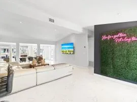 Tropical 4 bed Pool Views