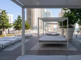 Wrap around Bay View, W Hotel Luxury 2BR 2BA, Pool, Spa, Free Gym Classes