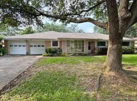 Large 4BR Retreat in Baytown