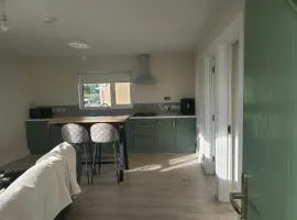 Seaside Retreat-2 Bed-Sleeps 4-Parking-Pets