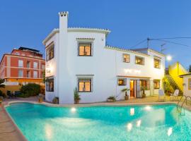 Precioso chalet con gran algarrobo y piscina privada, Hotel in La Jara