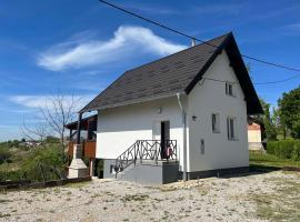 Holiday house Habjanič, hotel com piscina em Goru&scaron;enjak