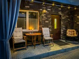 Charming Apartment with Private Yard, отель, где разрешено размещение с домашними животными в Мариямполе