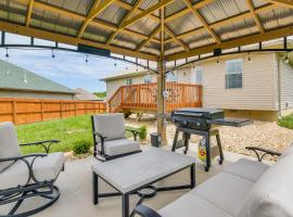 Ozark Home Pool Access, Deck and Fenced Yard, hotel v destinaci Ozark