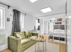 Studio Bungalow - sleeps 3, Easy Bus to Wembley Stadium, Parking, Coffee, Snacks