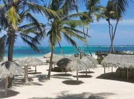 SUNNY VILLAS and SUITES - LOS CORALES BEACH - great location with many restaurants、プンタ・カナのコンドミニアム