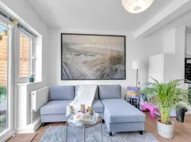 Rapid Reach 1-Bedroom Flat with Fully Equipped Kitchen Garden and Parking Save More