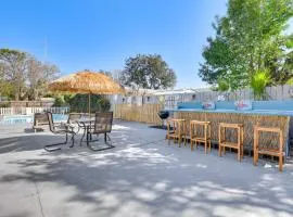 Fort Walton Home with Shared Pool - 2 Mi to Beach!