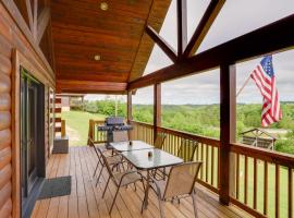 Family Cabin with Deck By Mark Twain Natl Forest!, hotel en Van Buren