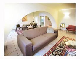 Due dei Mille. Incantevole casa in centro ad Alba、アルバのホテル