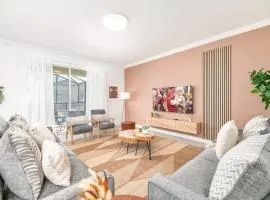 Luxury home, private pool, themed bedrooms, prime location