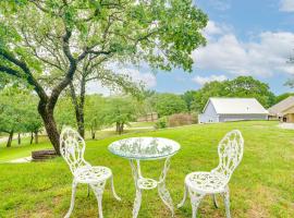 Day Trip to Dallas Alvarado Apt with Shared Yard, hotel v destinaci Alvarado