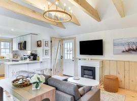 Walk to Shops and Dining Cozy Osterville Cottage, hotel in Osterville