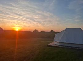 Tente glamping "Explorateurs" &agrave; la Ferme de la Chev&ecirc;che，Fosses-La-Ville的豪華帳蓬