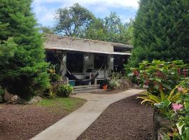 Casa de los Cypress - A 6 km de la Playa - Jardín, Wi-Fi, AC & BBQ - Para 1-4 Personas, vila v destinaci San Cristóbal