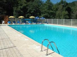ZEcamping 3 animaux acceptés piscine chauffée et épicerie, Hotel in Corrèze