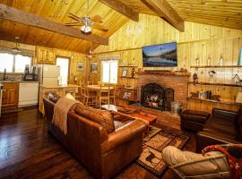Big Wood Pines - Relaxing home with a large fenced yard for your furry friends to enjoy!, hotel a Big Bear City