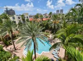 Palm Penthouse - Bright Designer Penthouse in the Heart of CityPlace
