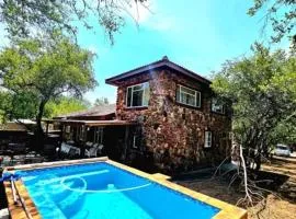 Luxury GuesthouseCo FlintstoneHouse