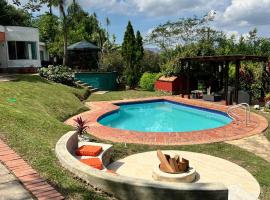 Casa contemporane con pscina y Bbq, hotel v destinaci Floridablanca