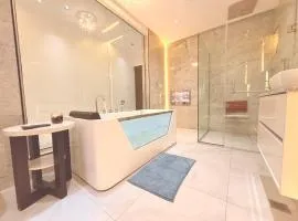 WATERFRONT 3BR APT W/FREE PARKIN WiFi NETFLIX POOL