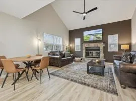 Renovated 6 bed Hot Tub Sauna Firepit & Beach